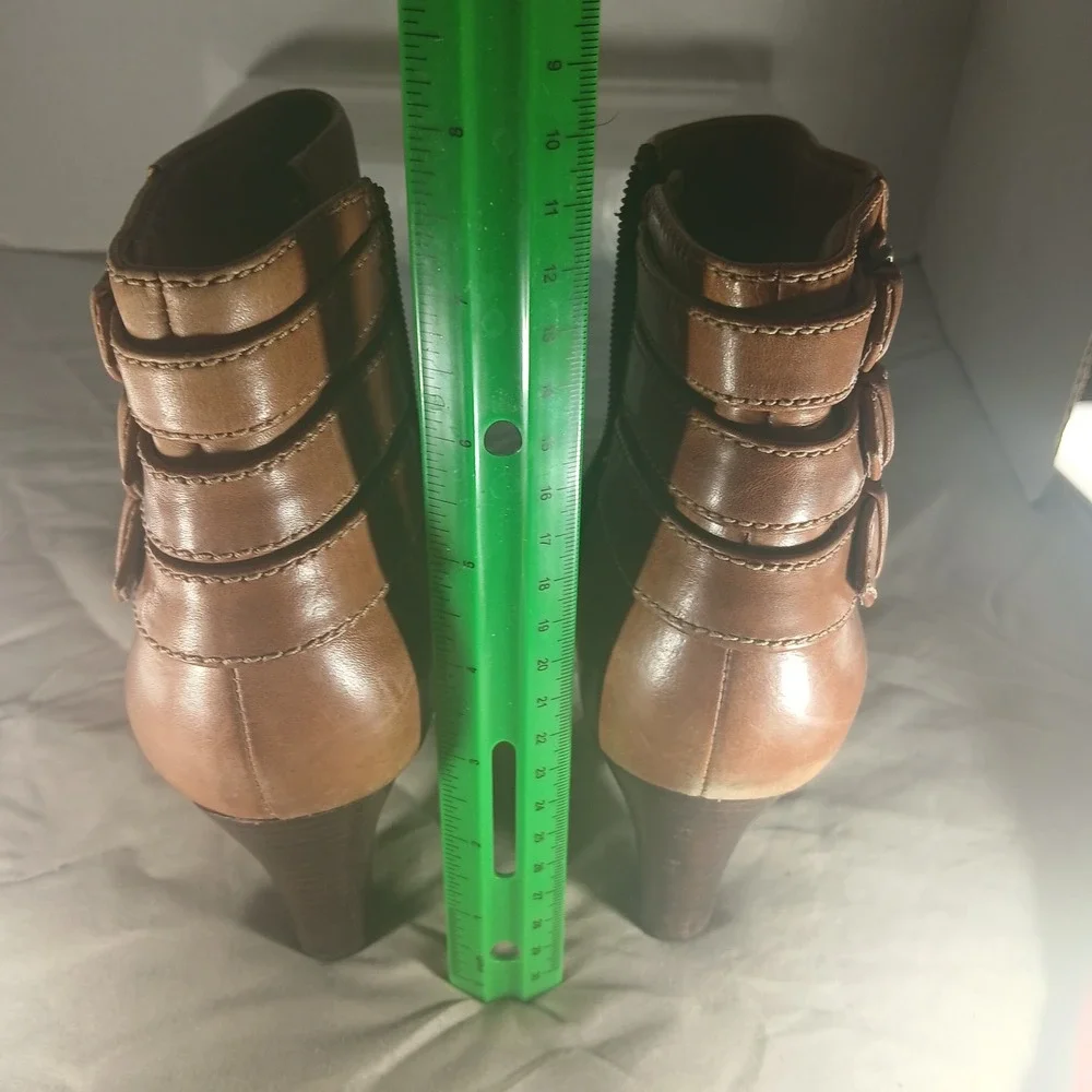 Clarks Artisan Ankle‎ Boots 9.5M Tan Leather Triple Buckle Side Zip Stacked Heel